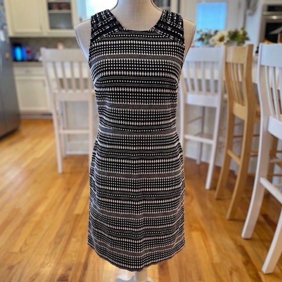 Banana Republic Dresses & Skirts - Banana Republic black and white textured sleeveless sheath dress